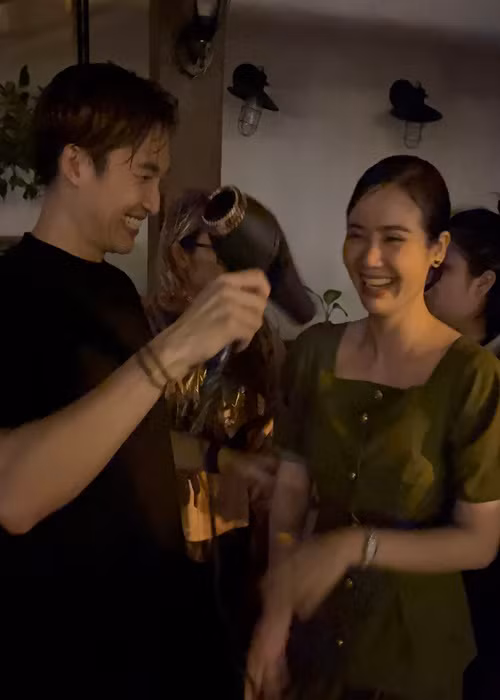 Giống Huyền Lizzie, Đình Tú cũng phải chịu lạnh. Qua hình ảnh hậu trường cho thấy, ngay sau khi kết thúc cảnh quay, Đình Tú đã phải vội lấy máy sấy tóc để sấy khô cho bạn diễn và mình. Huyền Lizzie chia sẻ, Đình Tú rất biết chăm sóc bạn diễn, nhờ đó cũng tạo cho cả hai có phản ứng hóa học tốt hơn khi vào vai.