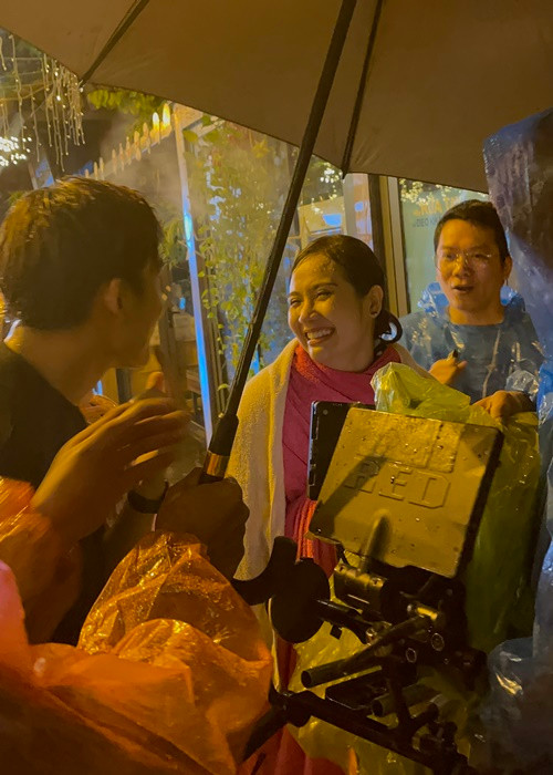 Có nhiều lúc, Huyền Lizzie bị ngấm lạnh đến mức không thể kiểm soát được cái lạnh trong cơ thể, cả người cứ run lên không ngừng. Tuy nhiên, những tác động ngoại cảnh đó không làm giảm đi cảm xúc của Huyền Lizzie khi diễn cảnh này, càng diễn cảm xúc càng tràn về mạnh mẽ hơn.