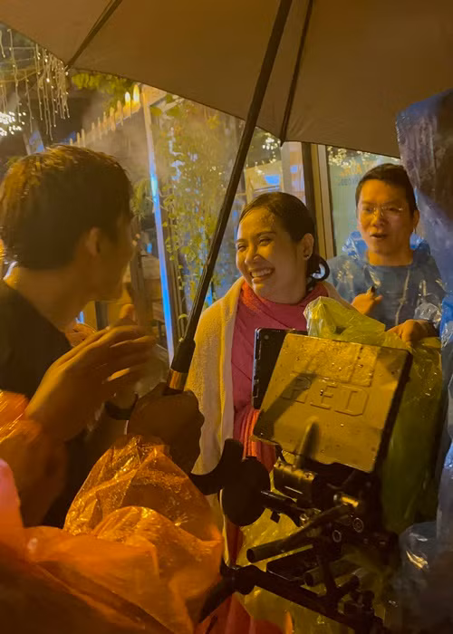 Có nhiều lúc, Huyền Lizzie bị ngấm lạnh đến mức không thể kiểm soát được cái lạnh trong cơ thể, cả người cứ run lên không ngừng. Tuy nhiên, những tác động ngoại cảnh đó không làm giảm đi cảm xúc của Huyền Lizzie khi diễn cảnh này, càng diễn cảm xúc càng tràn về mạnh mẽ hơn.