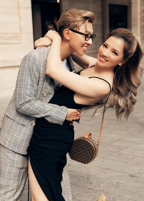 Cựu thí sinh Vietnam's Next Top Model khoe ảnh được cầu hôn và gửi đến nửa kia lời mật ngọt: “Anh là bến đỗ bình yên mà em hằng tìm kiếm. Ở bên anh, em được trở thành phiên bản thật nhất của chính mình, nhưng hoàn thiện hơn, mạnh mẽ hơn và hạnh phúc hơn. Em thầm cảm ơn vũ trụ đã dẫn lối để chúng ta gặp nhau trong hành trình của mình. Em rất cảm kích, vì những lúc anh cho em phút giây bình yên, và cả những lúc chúng ta đắm chìm vào những cuộc khám phá đầy tuyệt diệu”.