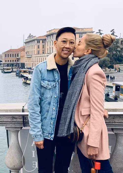 Vài năm trở lại đây, Maya Hồ và người yêu đồng giới thoải mái chia sẻ trên truyền thông về chuyện hẹn hò, đăng tải hình ảnh ngọt ngào bên nhau trên trang cá nhân. Cặp đôi chia sẻ, trong 3 năm đầu yêu nhau, cả hai hẹn hò bí mật.