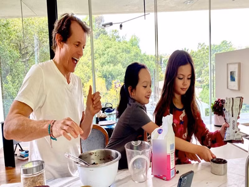 Hồng Nhung chia sẻ khoảnh khắc bạn trai cùng các con nấu ăn. Ảnh: Gia đình xã hội