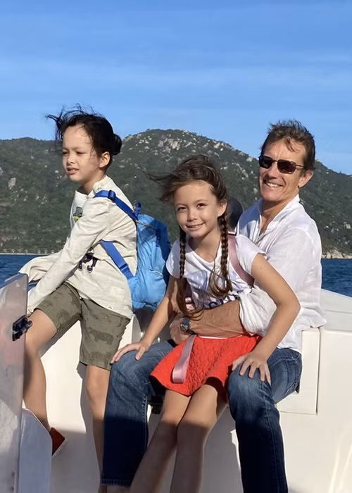 Kiến trúc sư Gerhard Heusch còn dạy Tôm và Tép vẽ, chụp hình, cách chăm cún cưng. Ảnh: Gia đình xã hội