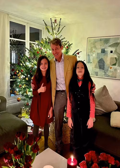 "Anh yêu thương, dạy dỗ hai em bé và được cả hai tin tưởng. Thậm chí, có vấn đề gì về chuyện học tập, hai đứa còn bảo nhau đừng hỏi mẹ mà đi hỏi chú Gerhard Heusch", Hồng Nhung chia sẻ. Ảnh: FBNV