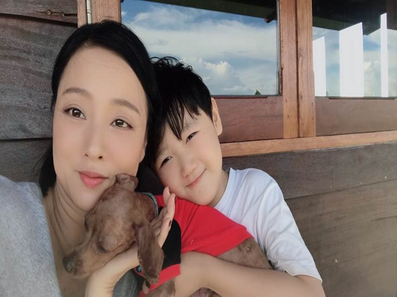 Trên trang cá nhân, Mỹ Duyên thi thoảng cập nhật hình ảnh bên chồng con. Ảnh: FBNV