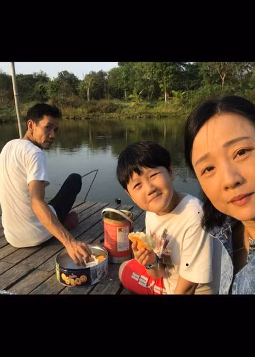 Mỹ Duyên tâm sự: “Dù yêu thương nhau đến bao nhiêu thì vợ chồng cũng sẽ có khi mâu thuẫn. Vợ chồng mình thống nhất, nếu xung đột trở nên lớn quá, một người sẽ nói: Anh (em) ơi, nhà mình sắp cháy rồi. Và lúc đó, cả hai phải dẹp hết cái tôi của mình để ngồi lại nói chuyện cùng nhau”. Ảnh: FBNV