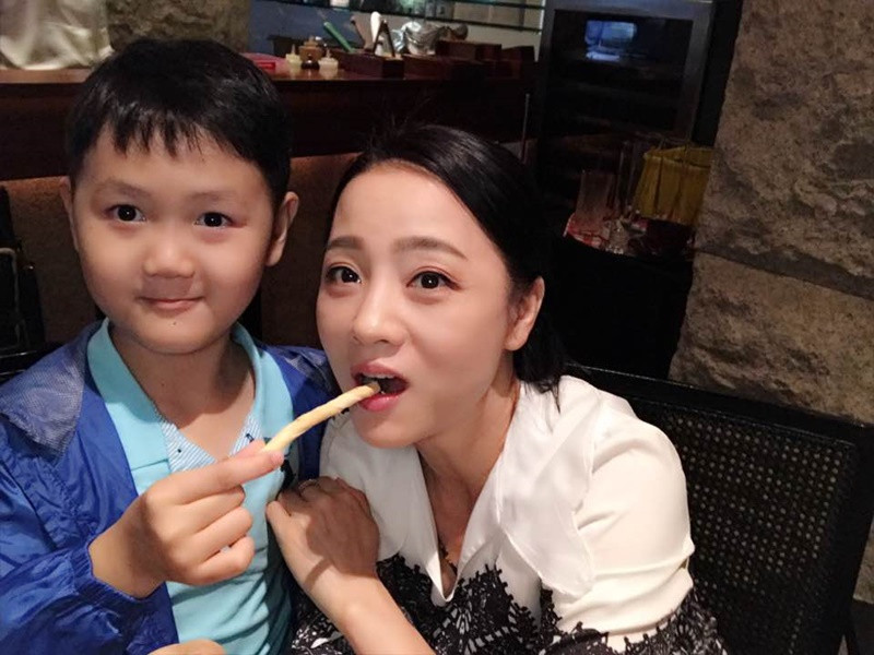 Con trai của Mỹ Duyên hay nhõng nhẽo, quấn mẹ hơn bố. Ảnh: FBNV