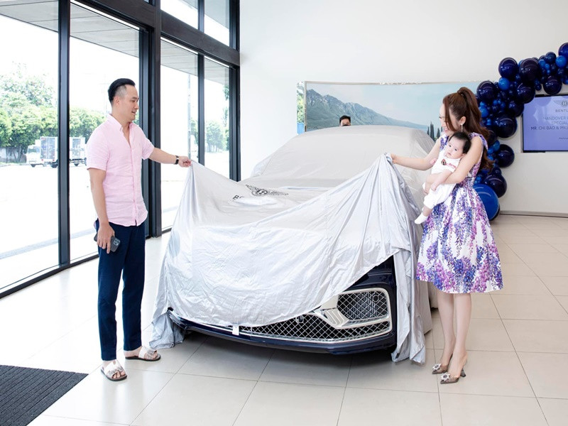 Chi Bảo tặng món quà giá trị cho bà xã và con trai thứ hai.