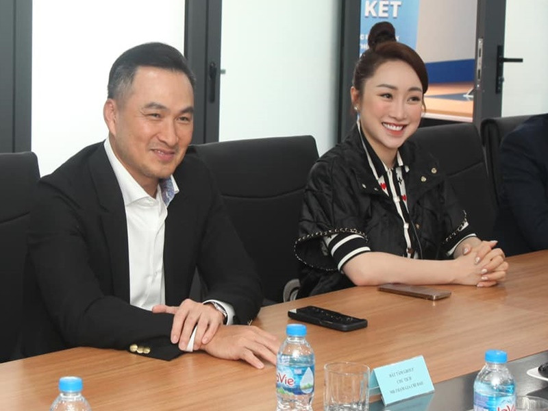 Chi Bảo và vợ kém tuổi hỗ trợ nhau trong công việc kinh doanh.