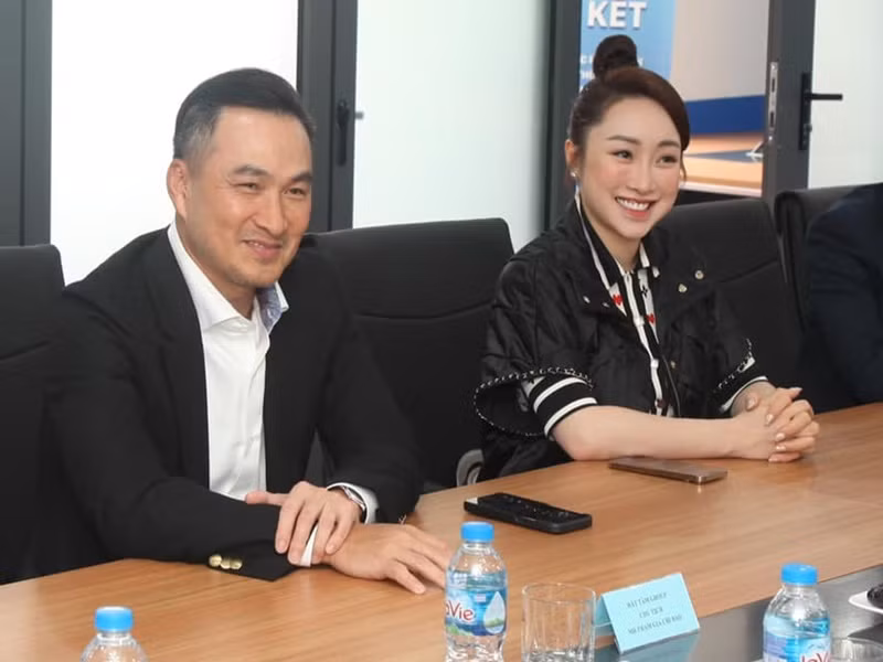 Chi Bảo và vợ kém tuổi hỗ trợ nhau trong công việc kinh doanh.