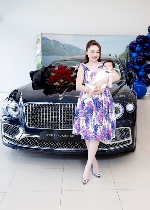 Theo Pháp luật và bạn đọc, mẫu xe Chi Bảo tặng Thùy Chang thuộc dòng Bentley Flying Spur V8 có giá khoảng từ 16- 21 tỷ đồng.