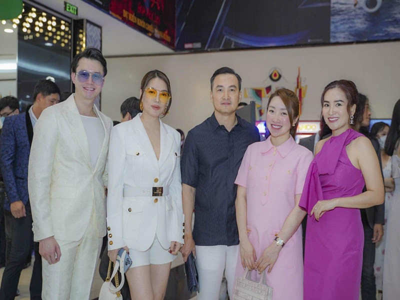 Bà xã của Chi Bảo là CEO một chuỗi thẩm mỹ viện nên quen biết nhiều ngôi sao trong showbiz.