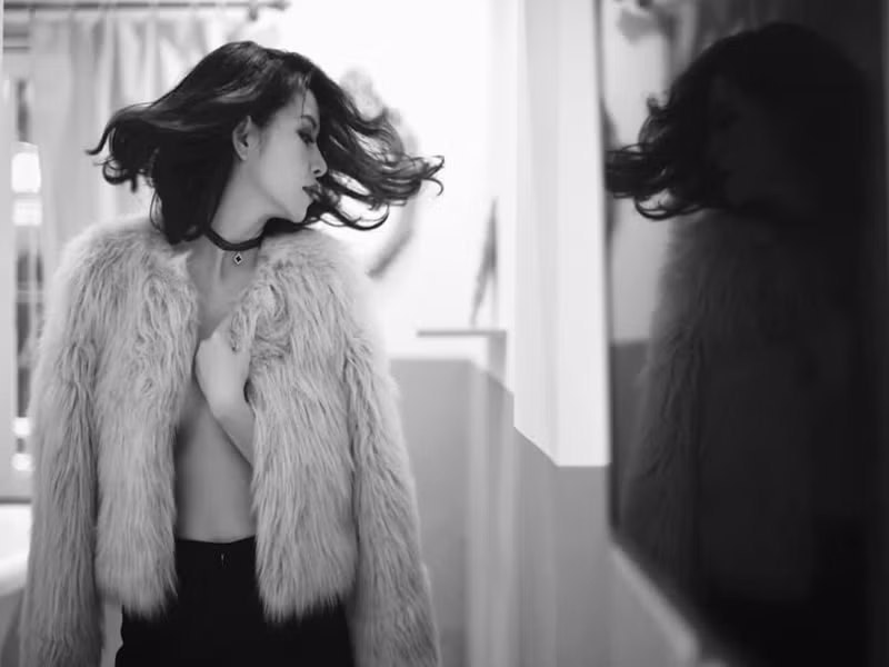 Hình ảnh hở táo bạo được Huyền Trang chia sẻ trên trang cá nhân.