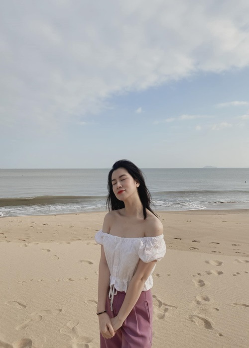 Nữ diễn viên phim "Thương ngày nắng về" phần 2 khoe vai trần quyến rũ trong một chuyến đi biển.