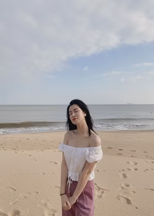 Nữ diễn viên phim "Thương ngày nắng về" phần 2 khoe vai trần quyến rũ trong một chuyến đi biển.