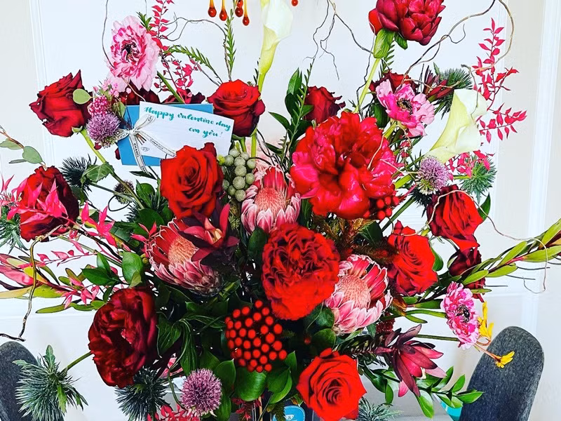 Dịp Valentine 2022, Khánh Vân chia sẻ ảnh một lẵng hoa kèm tấm thiệp ghi "Mừng ngày Valentine em yêu". Ảnh: Instagram