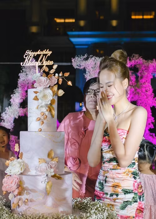 Trên trang cá nhân Instagram, Hoa hậu Khánh Vân vừa chia sẻ hình ảnh đón tuổi mới. Ảnh: Instagram