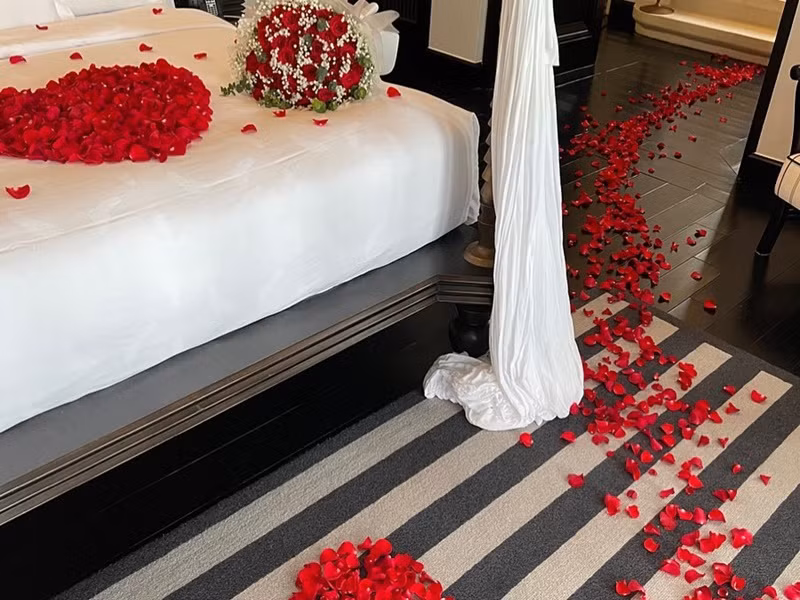 Cô khoe căn phòng trải đầy hoa hồng vào tháng 1/2021, úp mở về chuyện tình yêu. Ảnh: Instagram