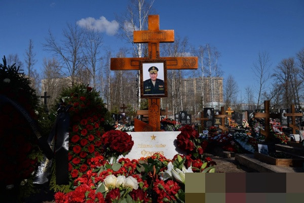 Tuong Nga Frolov tu tran o Ukraine va duoc mai tang tai Saint Petersburg