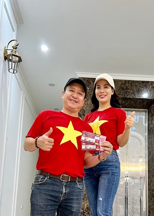 Chí Trung và Ý Lan còn có sở thích xem bóng đá.