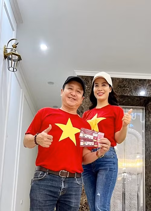 Chí Trung và Ý Lan còn có sở thích xem bóng đá.