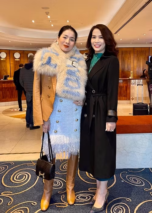 Ý Lan còn tự tin đọ sắc cùng ca sĩ Lệ Quyên.