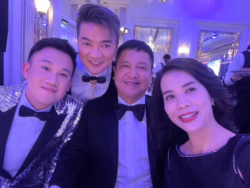 Doanh nhân Ý Lan và nghệ sĩ Chí Trung cùng sang Anh công tác kết hợp du lịch.