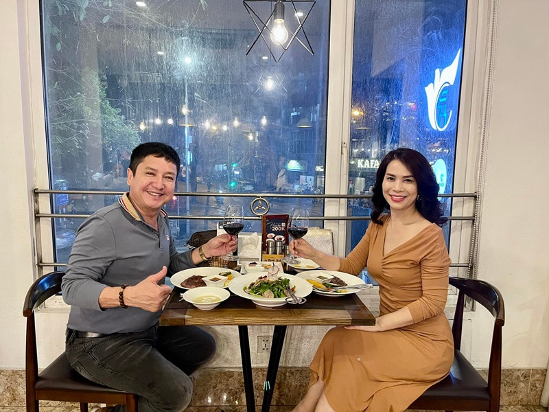 Cả hai hâm nóng tình cảm bằng những bữa tối lãng mạn.