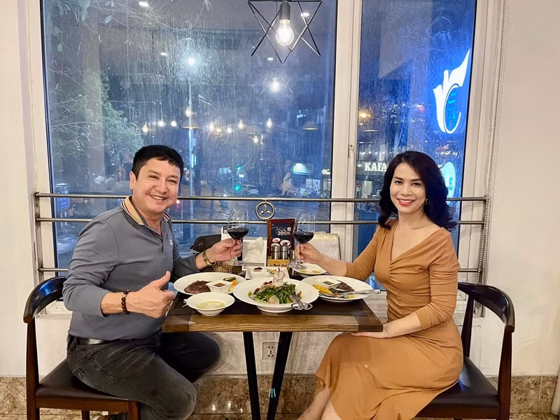 Cả hai hâm nóng tình cảm bằng những bữa tối lãng mạn.