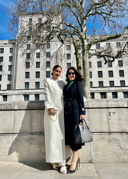 Doanh nhân Ý Lan sở hữu nhan sắc mặn mà. Cô từng giành danh hiệu á hậu 1 cuộc thi Hoa hậu Doanh nhân Người Việt châu Á 2017. Khi đọ sắc cùng Hồ Ngọc Hà trong chuyến đi mới đây ở Anh, bạn gái của Chí Trung không bị lấn át nhiều.