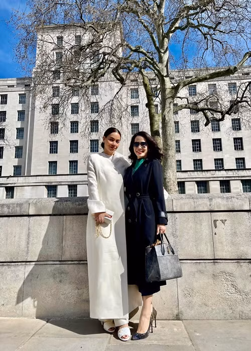 Doanh nhân Ý Lan sở hữu nhan sắc mặn mà. Cô từng giành danh hiệu á hậu 1 cuộc thi Hoa hậu Doanh nhân Người Việt châu Á 2017. Khi đọ sắc cùng Hồ Ngọc Hà trong chuyến đi mới đây ở Anh, bạn gái của Chí Trung không bị lấn át nhiều.