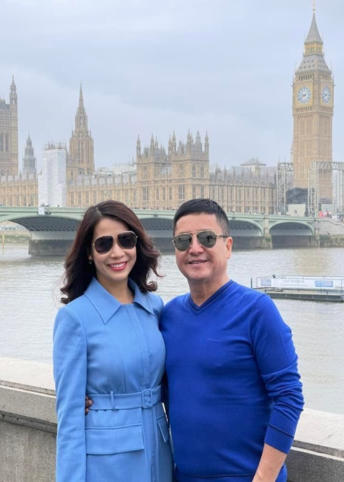 Cặp đôi chụp ảnh tình tứ ở trời Tây. Theo Chí Trung, chuyến đi kéo dài 8 ngày và cả hai đã về đến Hà Nội.