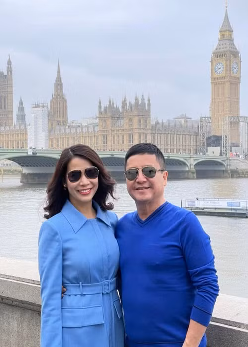 Cặp đôi chụp ảnh tình tứ ở trời Tây. Theo Chí Trung, chuyến đi kéo dài 8 ngày và cả hai đã về đến Hà Nội.