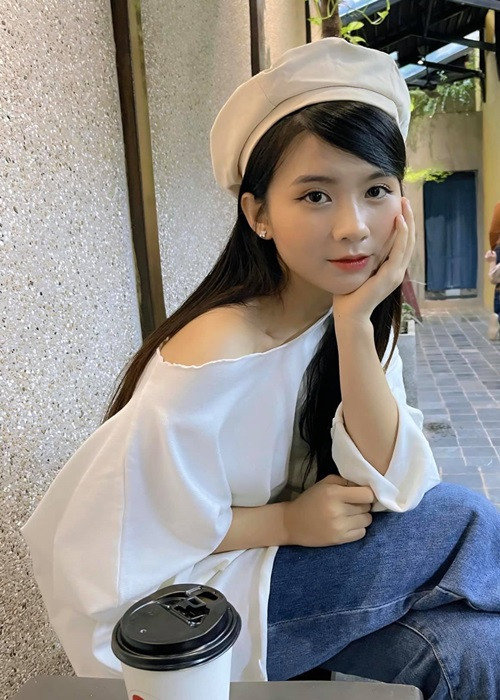 Quỳnh Trang đã có 3 năm cấp ba tại trường Cao đẳng nghệ thuật Hà Nội để theo đuổi niềm đam mê ca hát.