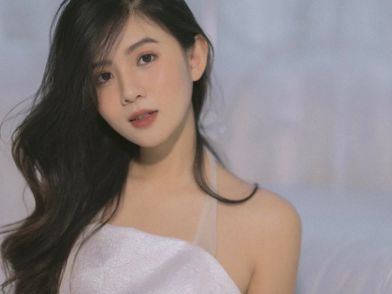 Cô đi hát tại những phòng trà, đi biểu diễn cùng câu lạc bộ, nhận chụp ảnh mẫu.