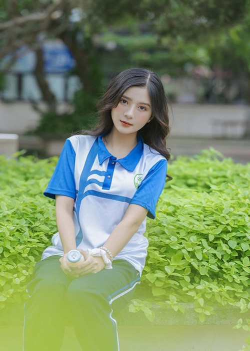 Quỳnh Trang sinh năm 2001, sở hữu nhan sắc xinh đẹp.