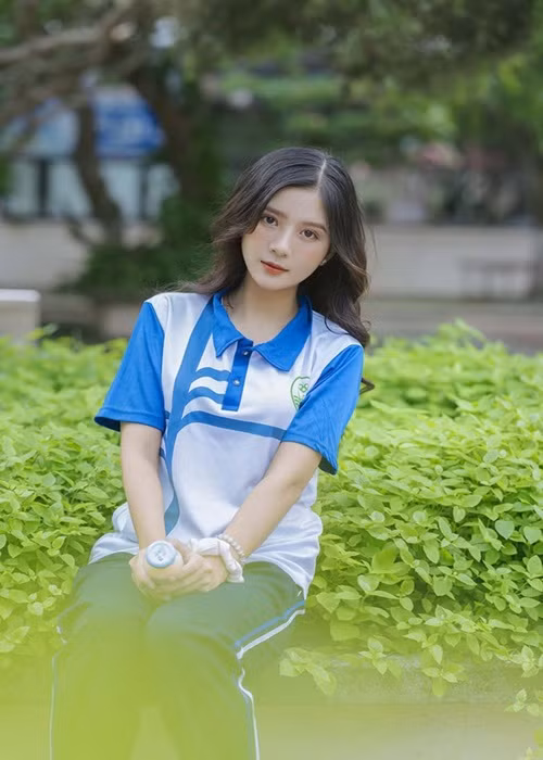 Quỳnh Trang sinh năm 2001, sở hữu nhan sắc xinh đẹp.