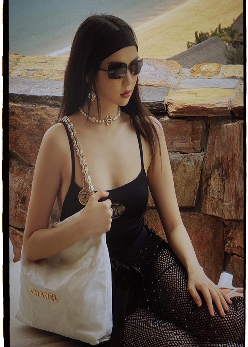 Ngọc Trinh diện váy lưới xuyên thấu trong chuyến đi biển mới đây.