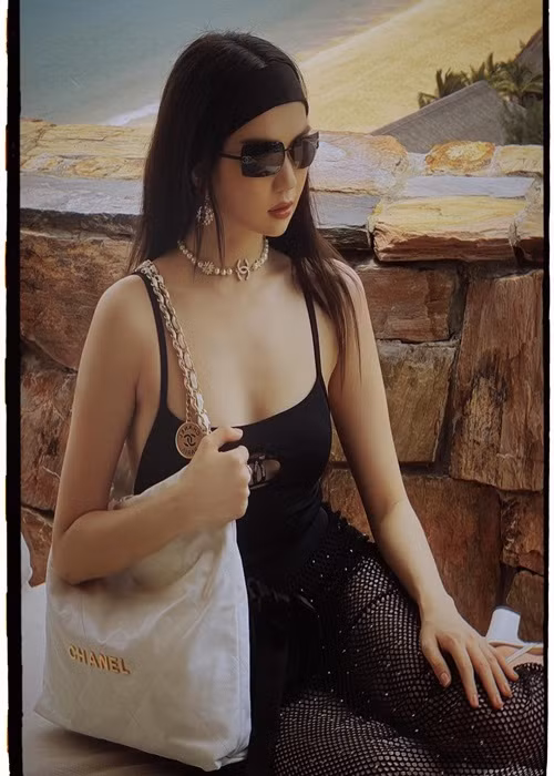 Ngọc Trinh diện váy lưới xuyên thấu trong chuyến đi biển mới đây.