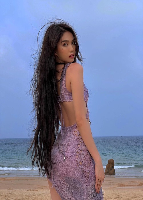 Chân dài sinh năm 1989 khéo tạo dáng phô diễn phần hông nở nang.