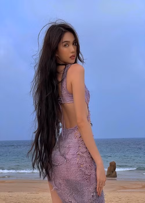 Chân dài sinh năm 1989 khéo tạo dáng phô diễn phần hông nở nang.