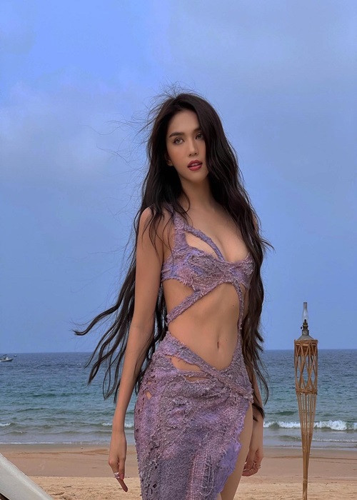 Ngọc Trinh diện váy cắt xẻ khoe body đẹp mướt mắt trên bãi biển Ngoc Trinh dien vay cat xe khoe body dep muot mat tren bai bien