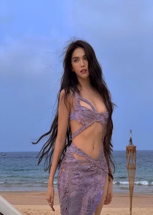 Trên trang cá nhân, Ngọc Trinh vừa "xả" loạt ảnh gợi cảm khi dạo chơi trên bãi biển.