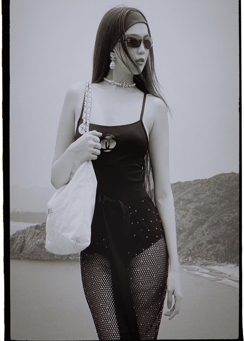 Dù nhiều lần bị chê mặc hở hang, phản cảm, Ngọc Trinh vẫn "lên đồ" táo bạo.