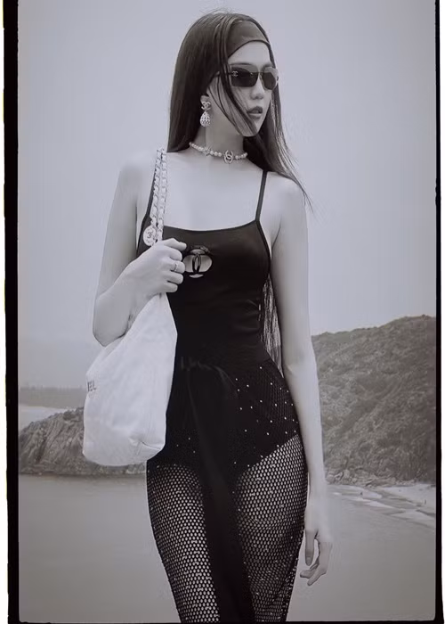 Dù nhiều lần bị chê mặc hở hang, phản cảm, Ngọc Trinh vẫn "lên đồ" táo bạo.