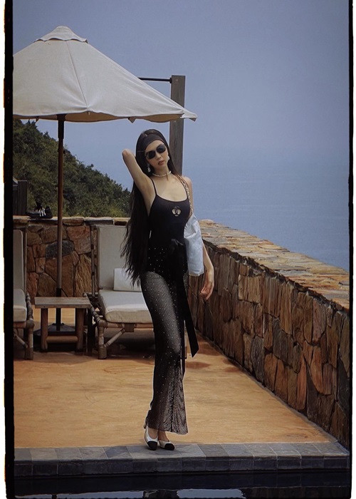 Chân dài gốc Trà Vinh lăng xê các mẫu trang phục cắt xẻ, xuyên thấu.