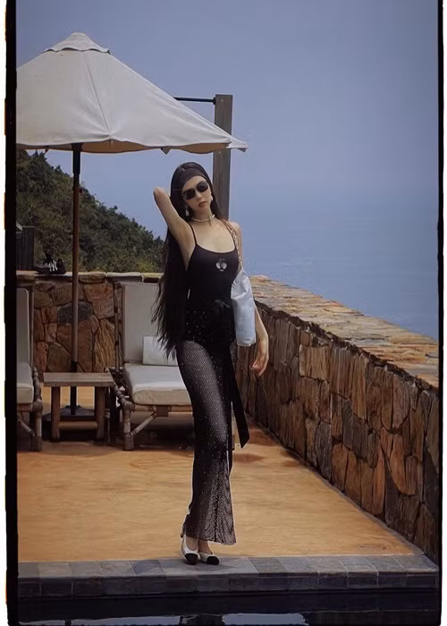 Chân dài gốc Trà Vinh lăng xê các mẫu trang phục cắt xẻ, xuyên thấu.