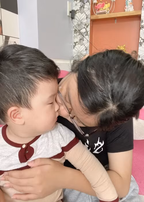 Nhìn hai con quấn quýt, Thảo Trang hài hước chia sẻ: "Mẹ bị ra rìa trong cái gia đình này rồi".