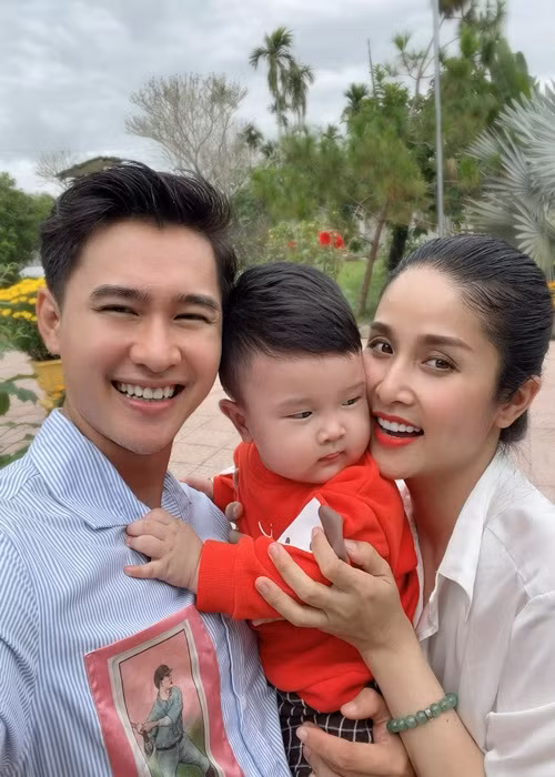 Bé Brian trộm vía bụng bẫm, đáng yêu.