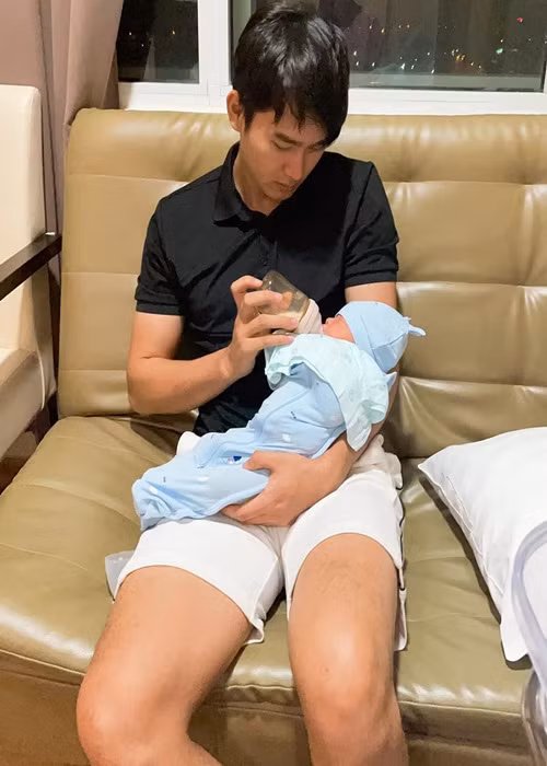 Ông xã của Thảo Trang khéo chăm con.